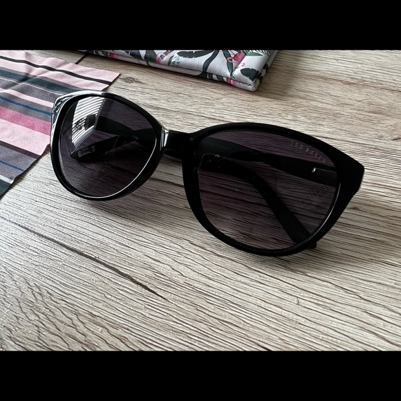 Ted Baker London Accessories - NWOT Ted Baker sunglasses with soft case and microfiber cloth